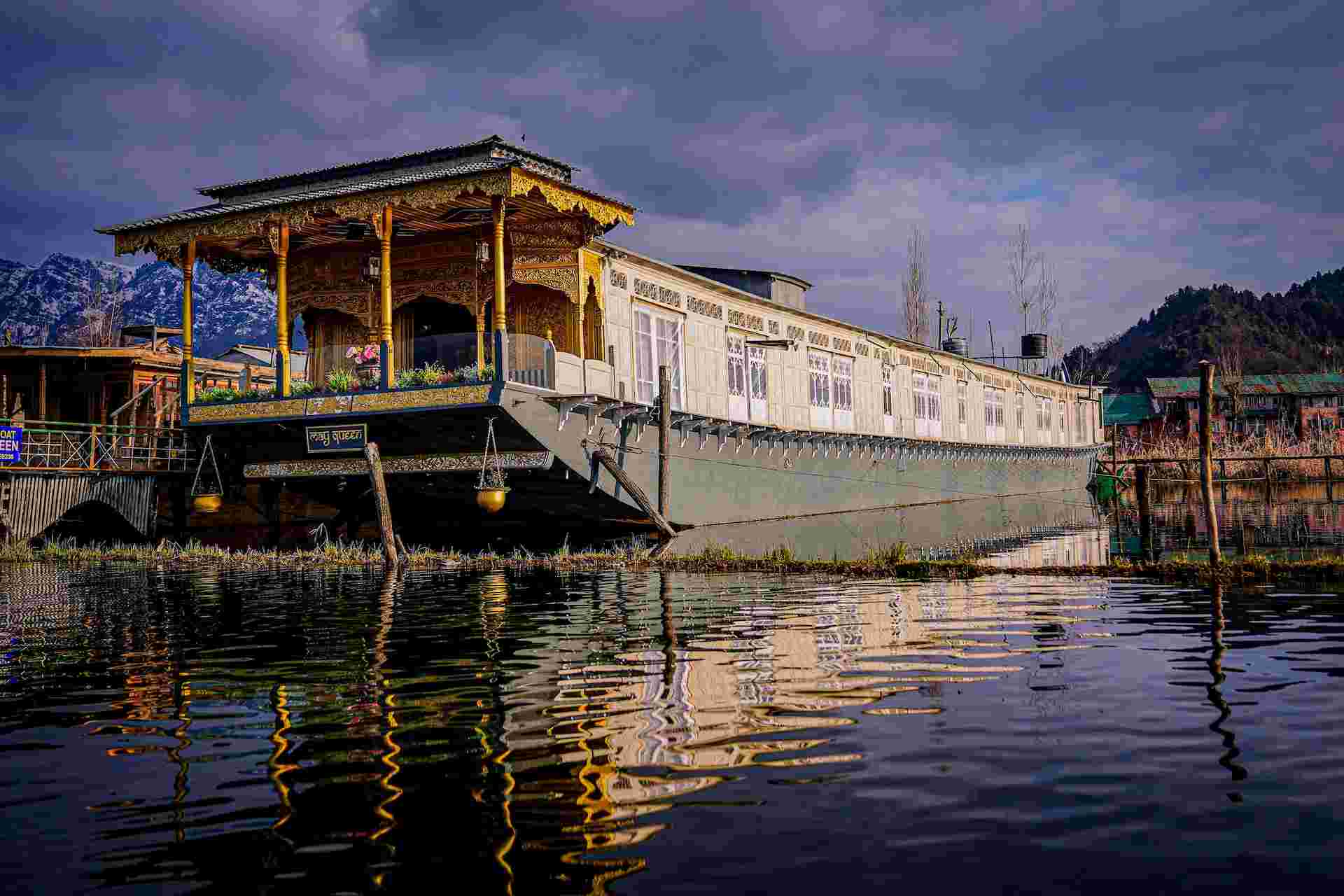 houseboat